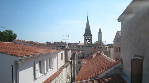Blick über die Dächer und Glockentürme von Trogir